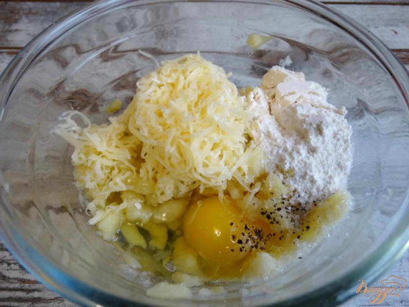 Фото приготовление рецепта: Сосиски в картофельно-сырной шубке шаг №2