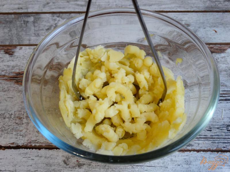 Фото приготовление рецепта: Сосиски в картофельно-сырной шубке шаг №1