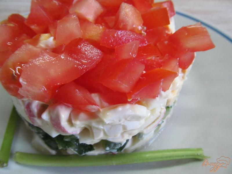 Фото приготовление рецепта: Салат из крабовых палочек помидор и огурца шаг №7