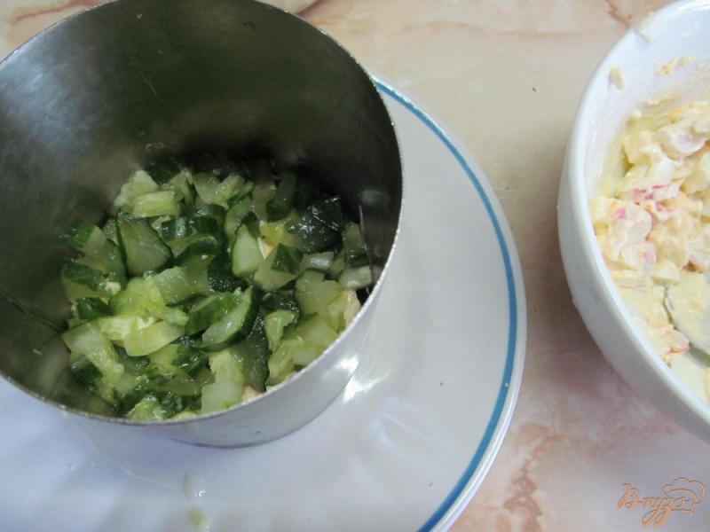 Фото приготовление рецепта: Салат из крабовых палочек помидор и огурца шаг №4