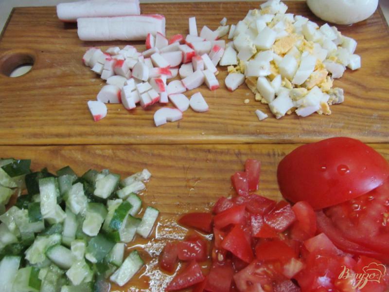 Фото приготовление рецепта: Салат из крабовых палочек помидор и огурца шаг №2