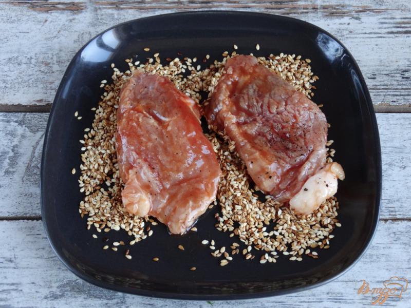 Фото приготовление рецепта: Свиные отбивные в томатном маринаде и кунжутной корочкой шаг №4