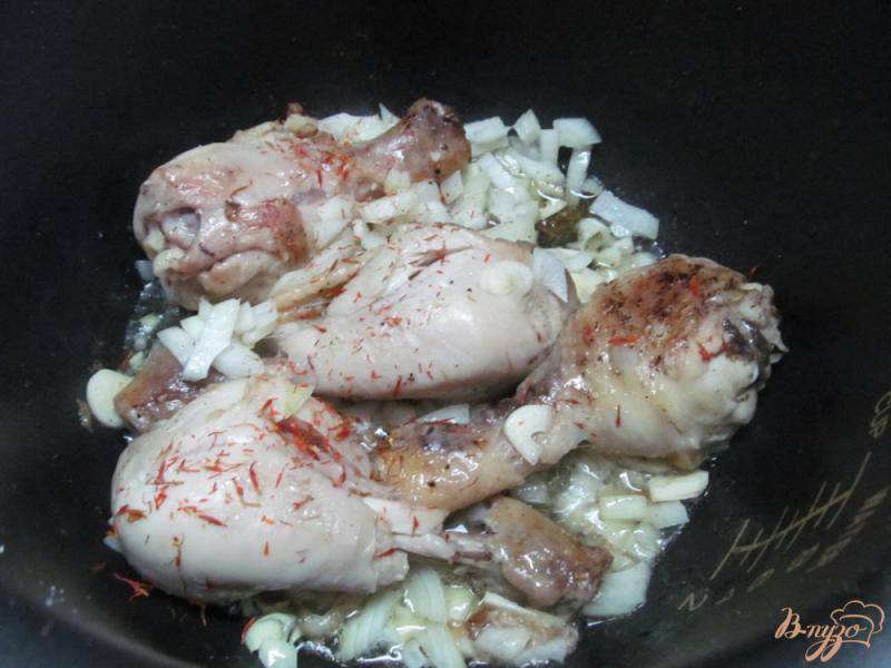 Фото приготовление рецепта: Куриные голени с рисом в мультиварке шаг №4
