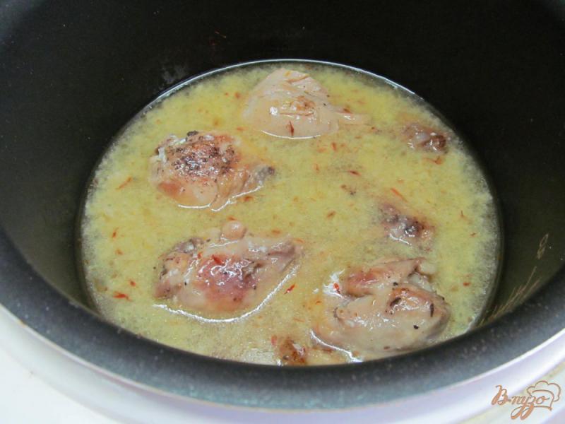 Фото приготовление рецепта: Куриные голени с рисом в мультиварке шаг №5