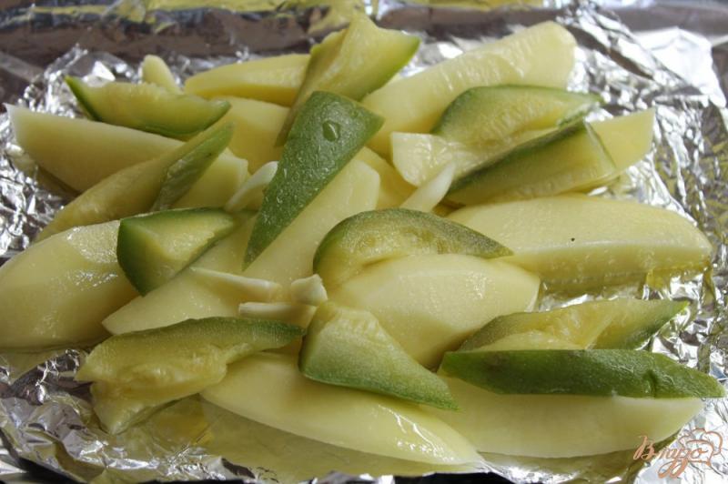Фото приготовление рецепта: Молодая картофель с овощами запеченная под сыром шаг №3