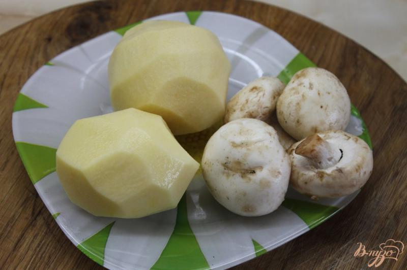 Фото приготовление рецепта: Картофельные драники с грибами и соусом шаг №1