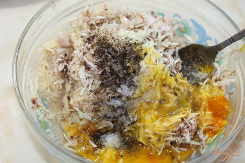 Фото приготовление рецепта: Картофельные драники с грибами и соусом шаг №3