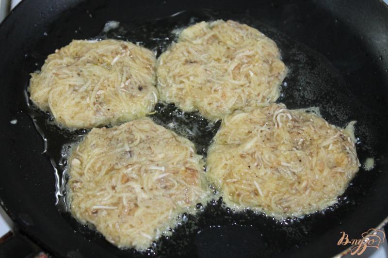 Фото приготовление рецепта: Картофельные драники с грибами и соусом шаг №4