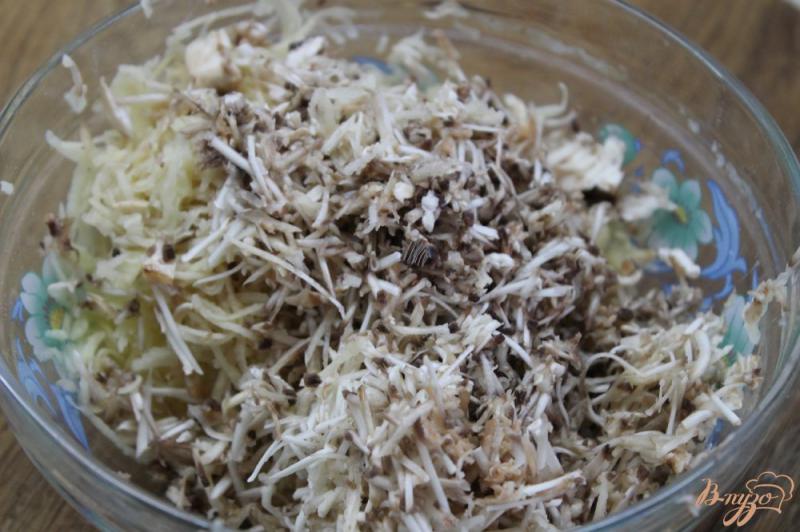 Фото приготовление рецепта: Картофельные драники с грибами и соусом шаг №2