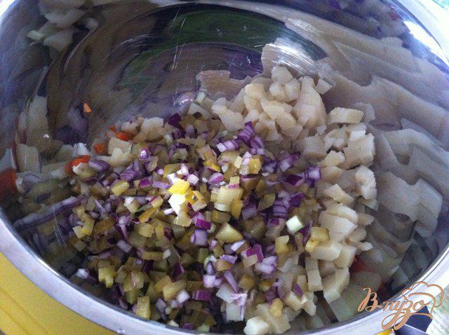 Фото приготовление рецепта: Салат овощной с колбасой шаг №8