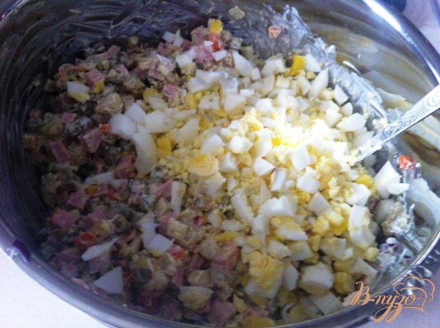 Фото приготовление рецепта: Салат овощной с колбасой шаг №11