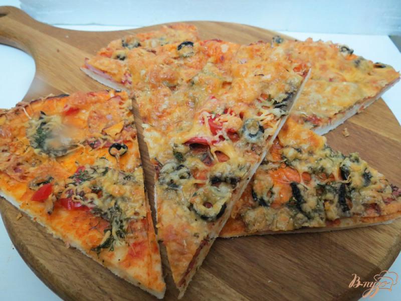 Фото приготовление рецепта: Пицца с салями,  ветчиной и грибами шаг №10