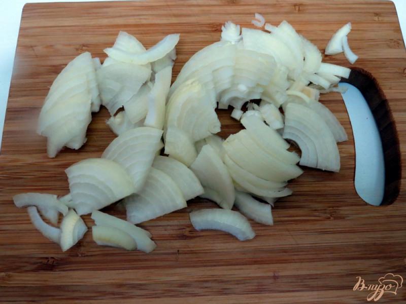 Фото приготовление рецепта: Курица под белым соусом шаг №2