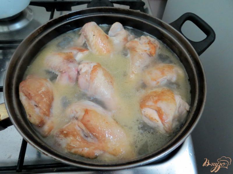 Фото приготовление рецепта: Курица под белым соусом шаг №3