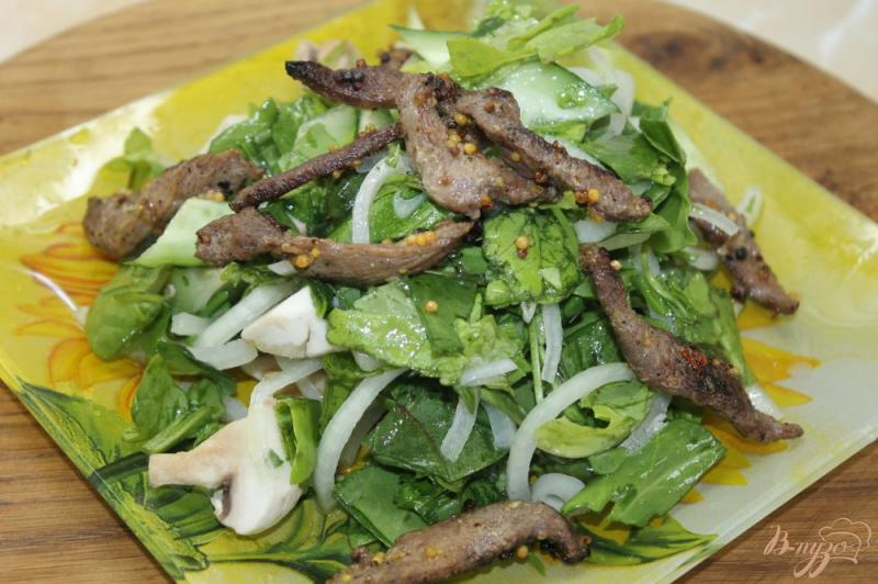 Фото приготовление рецепта: Салат с утиной грудкой и свежими листьями салата шаг №7