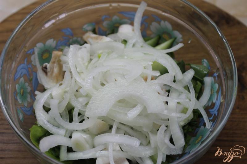 Фото приготовление рецепта: Салат с утиной грудкой и свежими листьями салата шаг №6
