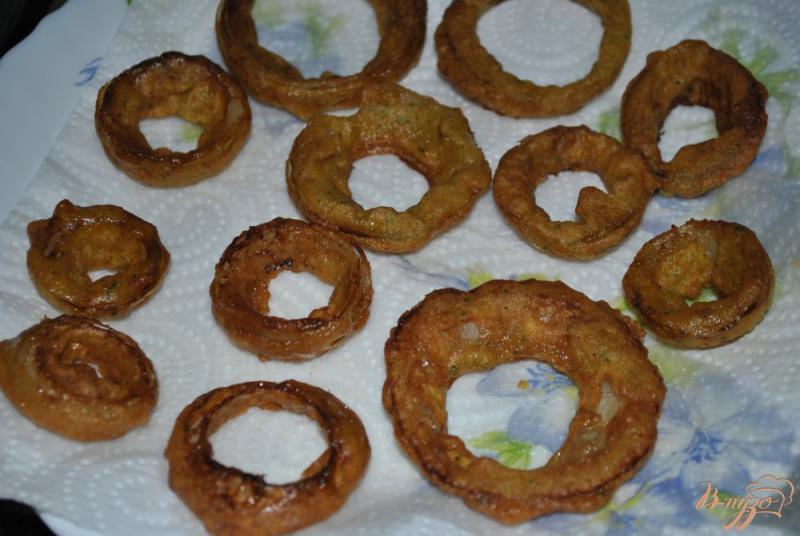 Фото приготовление рецепта: Луковые кольца в грибном кляре шаг №6