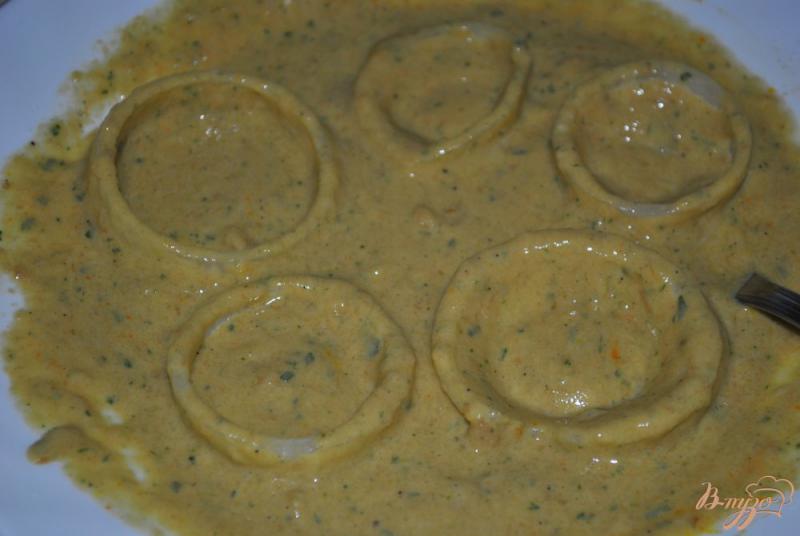 Фото приготовление рецепта: Луковые кольца в грибном кляре шаг №4