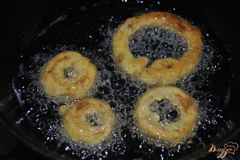 Фото приготовление рецепта: Луковые кольца в грибном кляре шаг №5