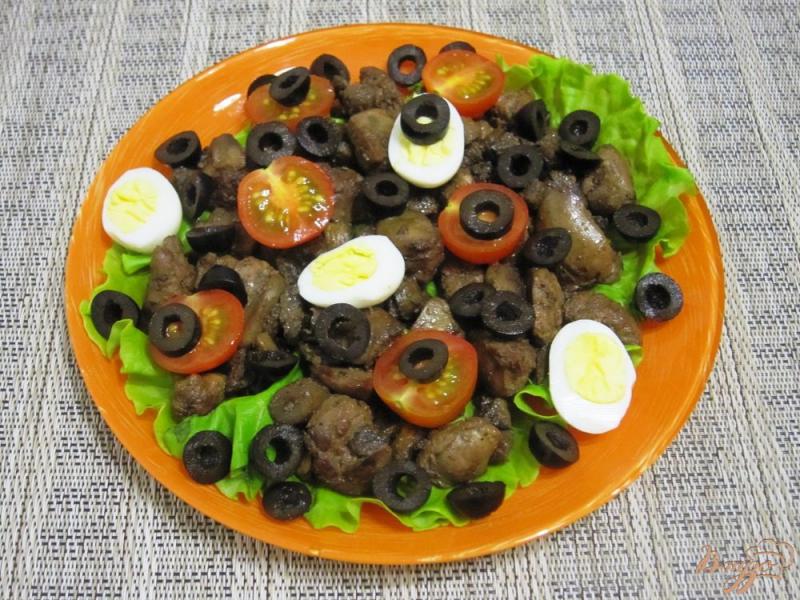 Фото приготовление рецепта: Салат с куриной печенью и грибами шаг №10