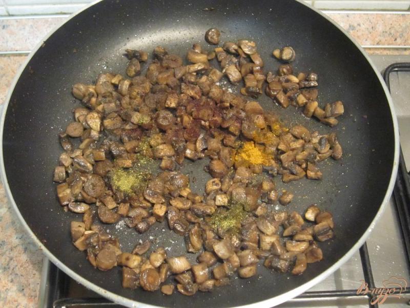 Фото приготовление рецепта: Салат с куриной печенью и грибами шаг №5