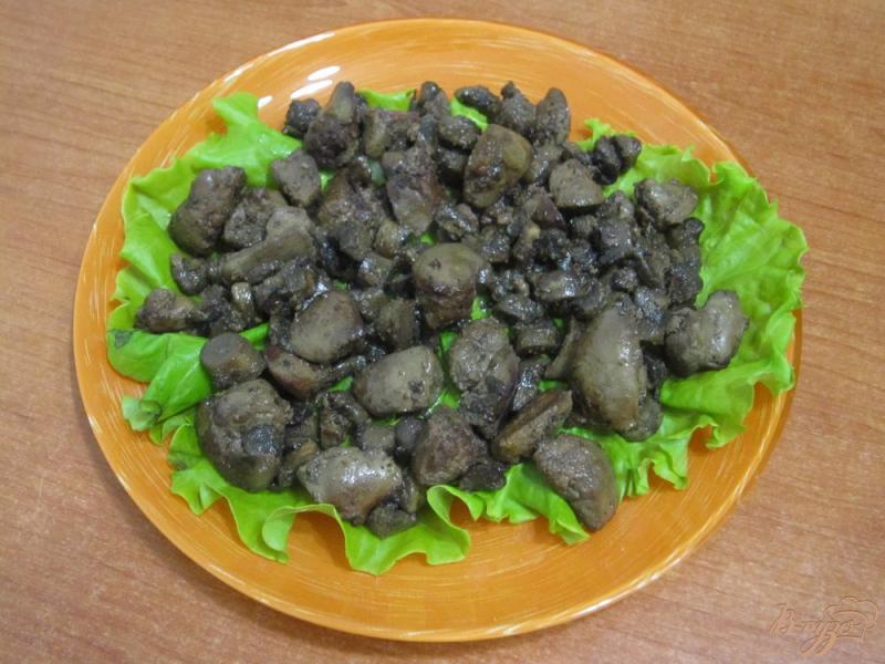 Фото приготовление рецепта: Салат с куриной печенью и грибами шаг №9