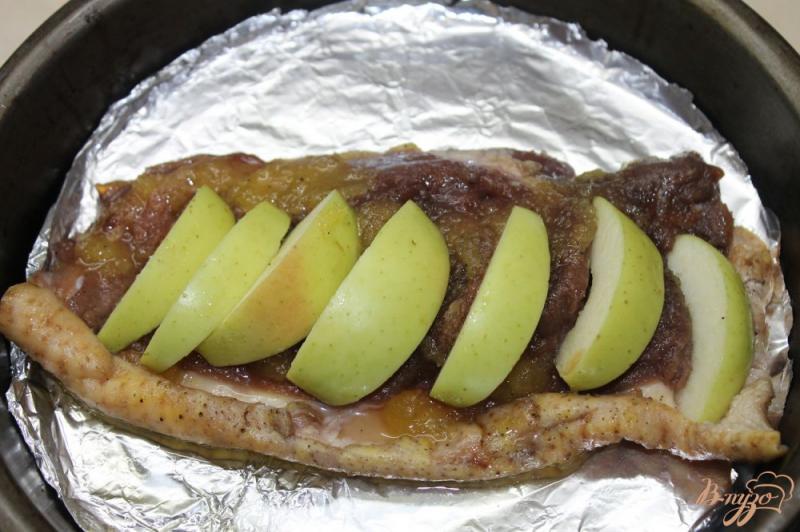 Фото приготовление рецепта: Утиная грудка запеченная с медом и яблоком шаг №5
