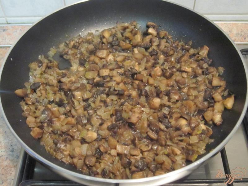 Фото приготовление рецепта: Сливочный соус из грибов шаг №5