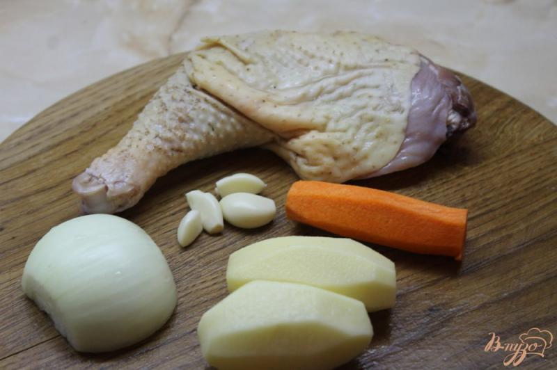 Фото приготовление рецепта: Ножка курицы запеченная с молодой картошкой и овощами шаг №1