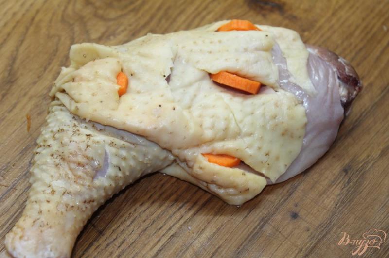 Фото приготовление рецепта: Ножка курицы запеченная с молодой картошкой и овощами шаг №2
