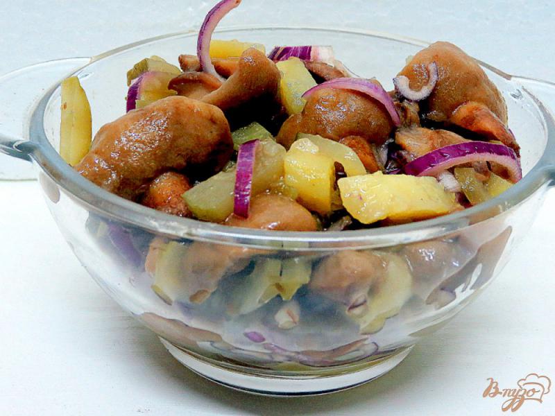 Фото приготовление рецепта: Салат из огурцов и грибов шаг №4