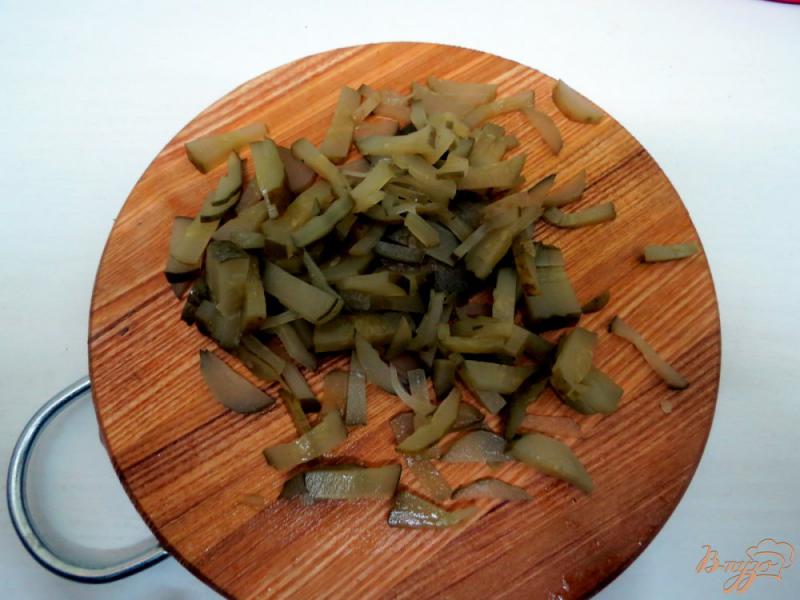 Фото приготовление рецепта: Салат из огурцов и грибов шаг №3