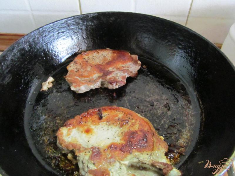 Фото приготовление рецепта: Свиной стейк с ананасовым соусом шаг №3