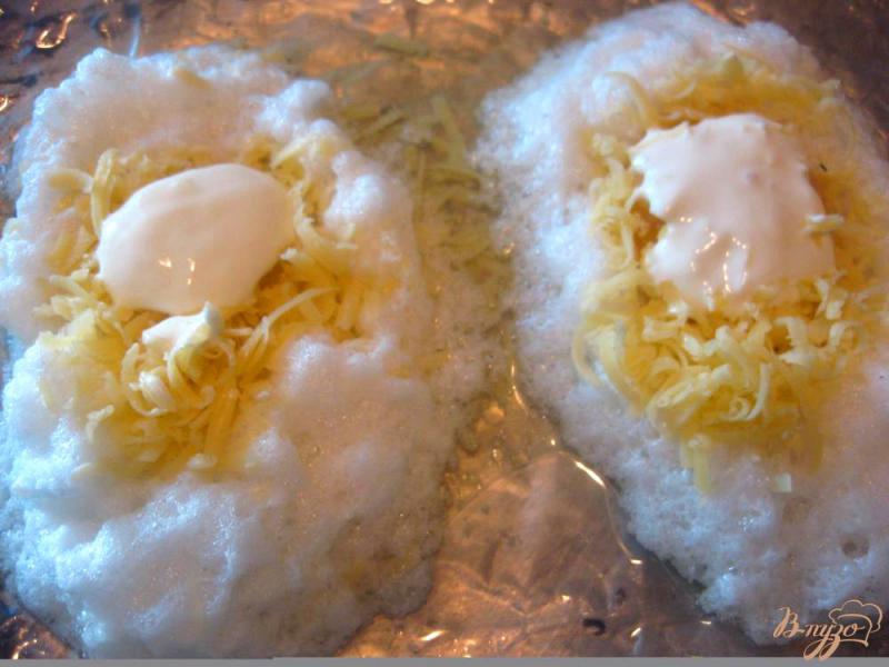 Фото приготовление рецепта: Яичные гнездышки с сыром шаг №6