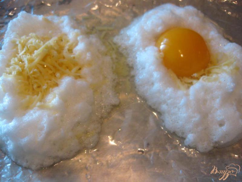 Фото приготовление рецепта: Яичные гнездышки с сыром шаг №7