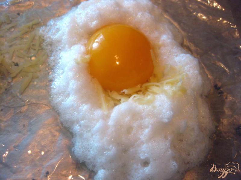 Фото приготовление рецепта: Яичные гнездышки с сыром шаг №5