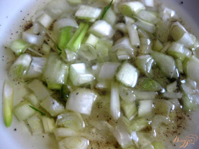 Фото приготовление рецепта: Овощной салат с сыром фета и шампиньонами шаг №4