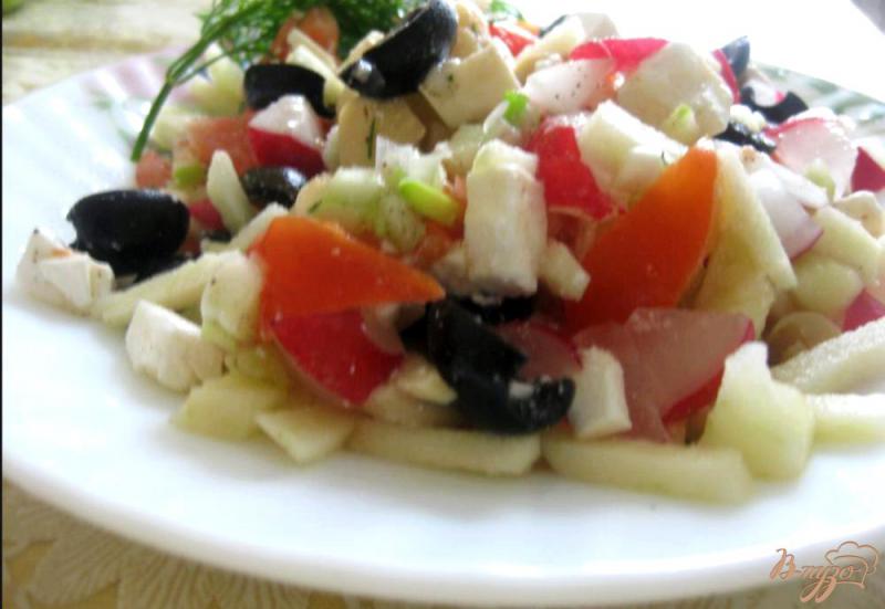 Фото приготовление рецепта: Овощной салат с сыром фета и шампиньонами шаг №10