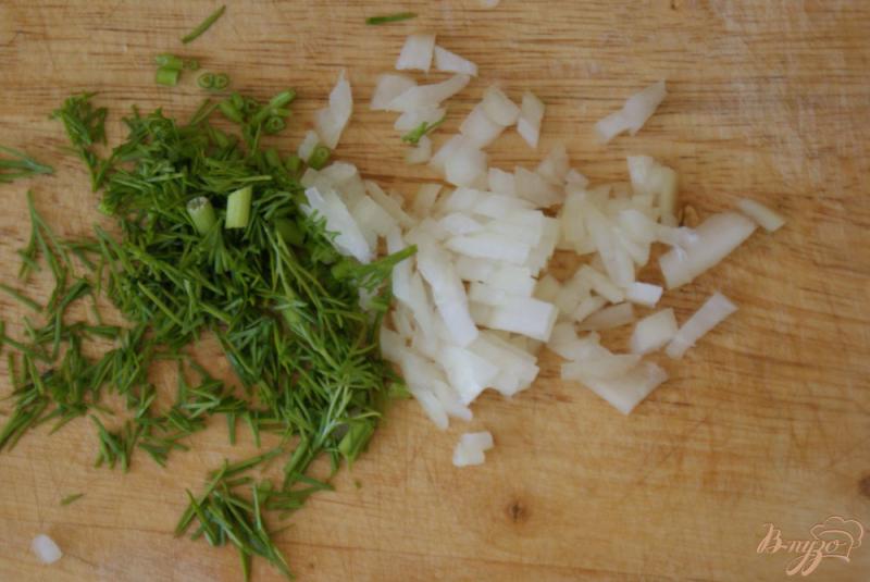 Фото приготовление рецепта: Салат с копченой колбасой со сметанной заправкой шаг №5