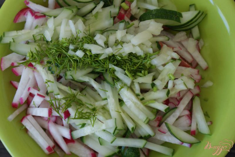Фото приготовление рецепта: Салат с копченой колбасой со сметанной заправкой шаг №6