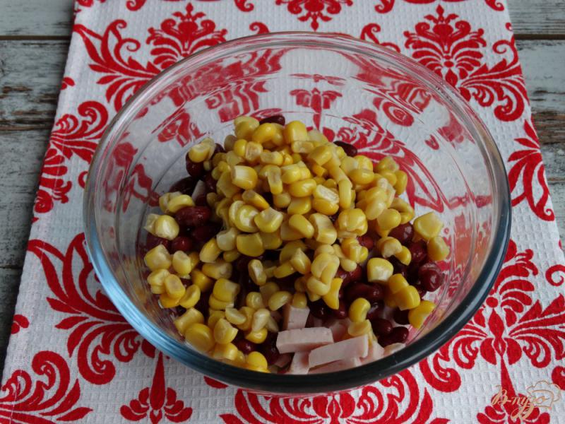 Фото приготовление рецепта: Салат с фасолью кукурузой и ветчиной шаг №4