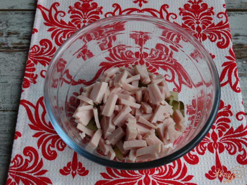 Фото приготовление рецепта: Салат с фасолью кукурузой и ветчиной шаг №2
