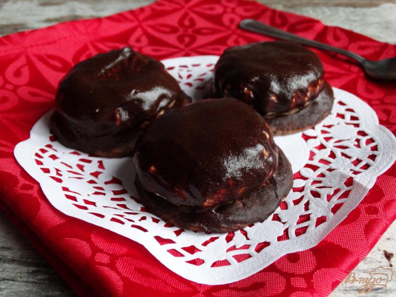 Фото приготовление рецепта: Шоколадные пирожные с зефиром шаг №12