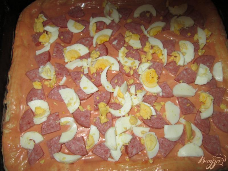 Фото приготовление рецепта: Пицца колбасой и сыром шаг №5