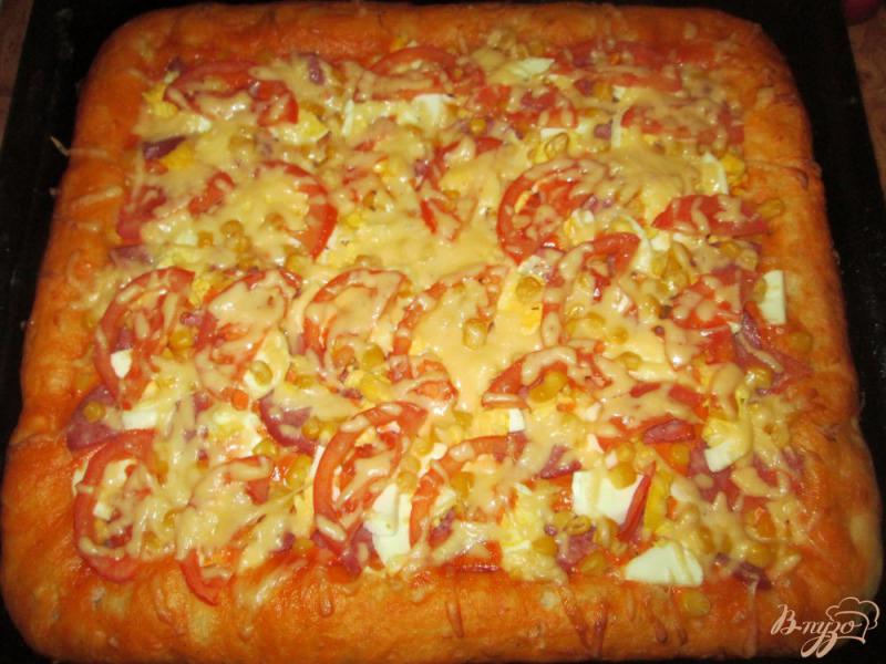 Фото приготовление рецепта: Пицца колбасой и сыром шаг №7