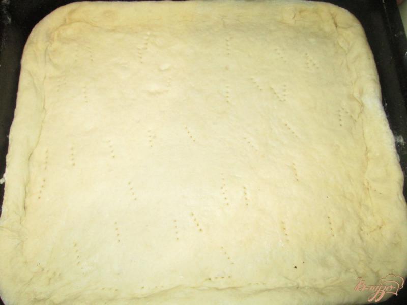 Фото приготовление рецепта: Пицца колбасой и сыром шаг №4