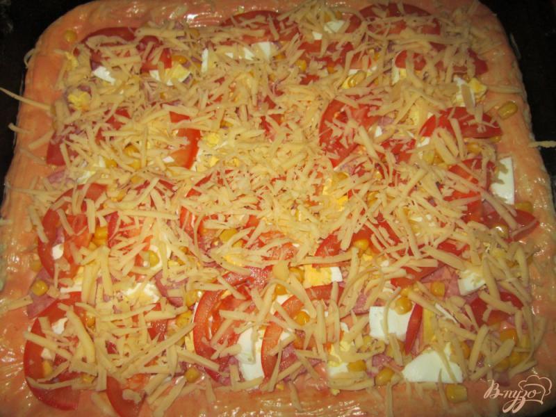 Фото приготовление рецепта: Пицца колбасой и сыром шаг №6