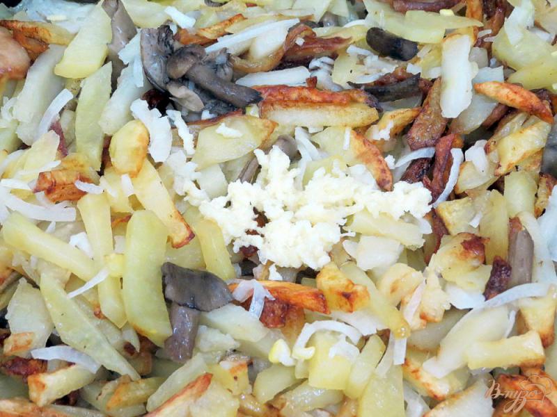 Фото приготовление рецепта: Картофель жареный с грибами и луком шаг №9
