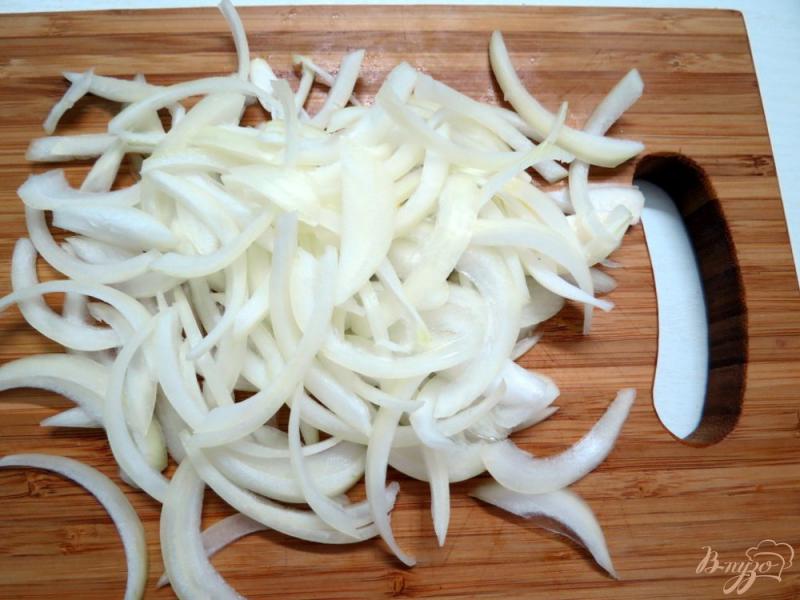 Фото приготовление рецепта: Картофель жареный с грибами и луком шаг №6