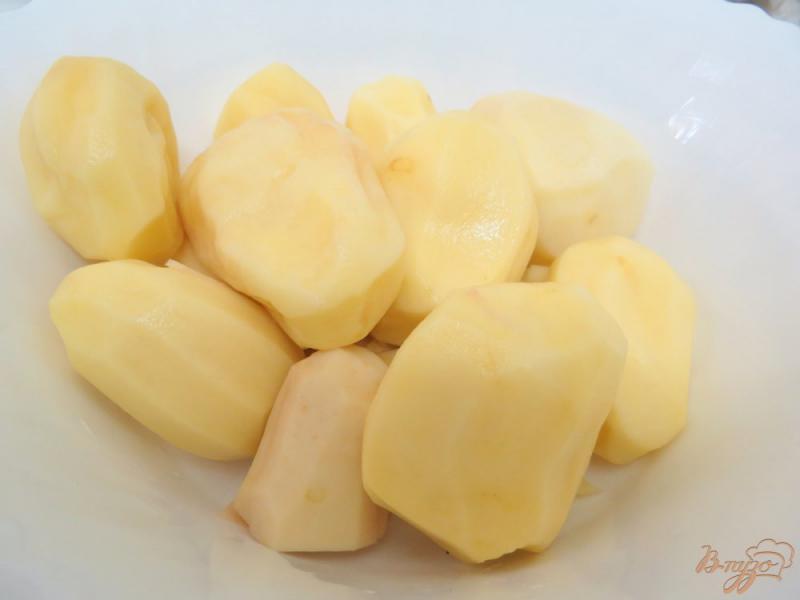 Фото приготовление рецепта: Картофель жареный с грибами и луком шаг №1